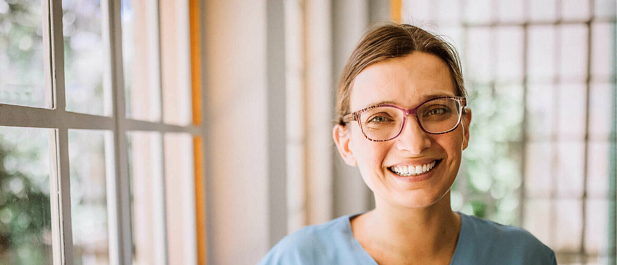 Pflegekraft in den Seniorenheimen von CMS