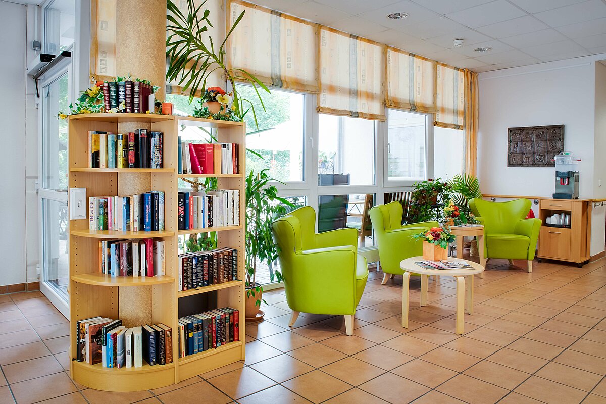 Sitzecke mit Bücherregal im Seniorenheim Odenthal