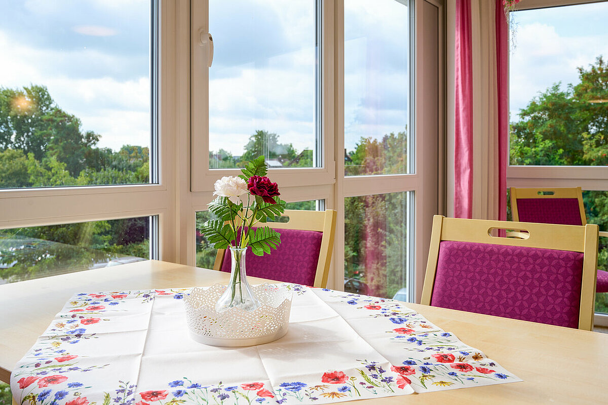 Tisch im Speiseraum am Fenster mit schöner Aussicht