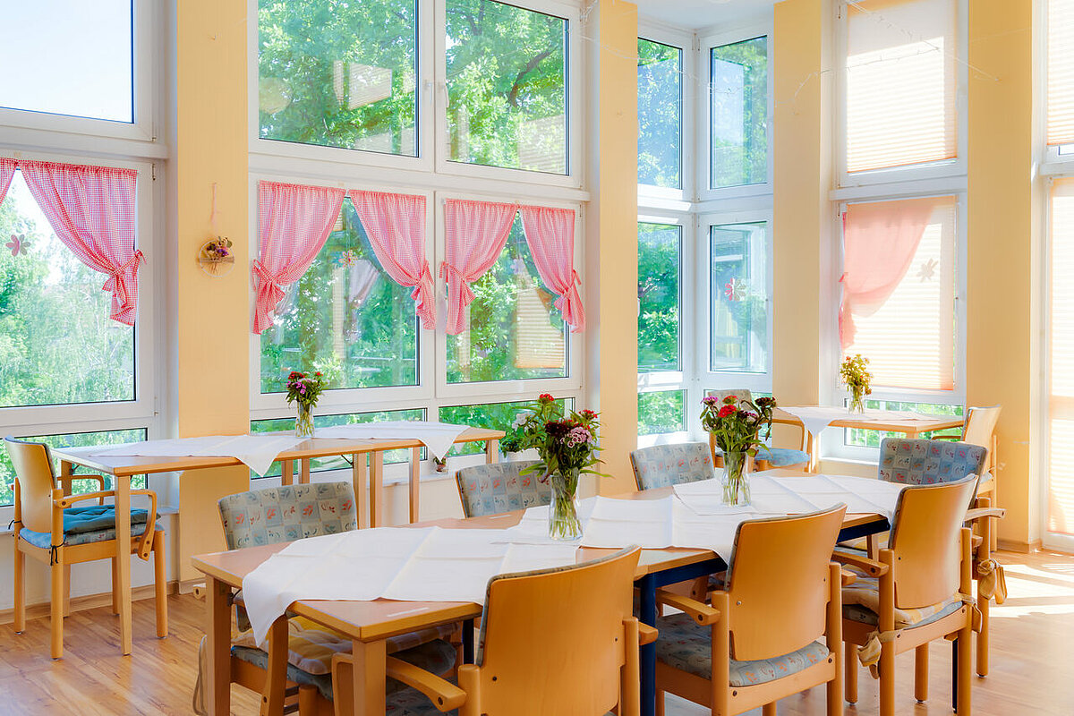 Speisesaal mit Vorhängen und Aussicht