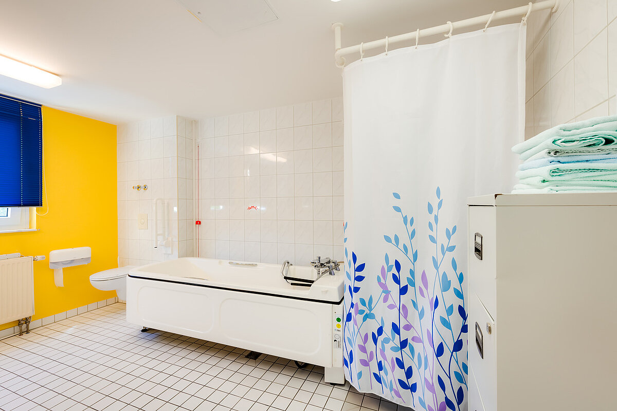 Badezimmer Einrichtung Badewanne, Dusche, Toilette